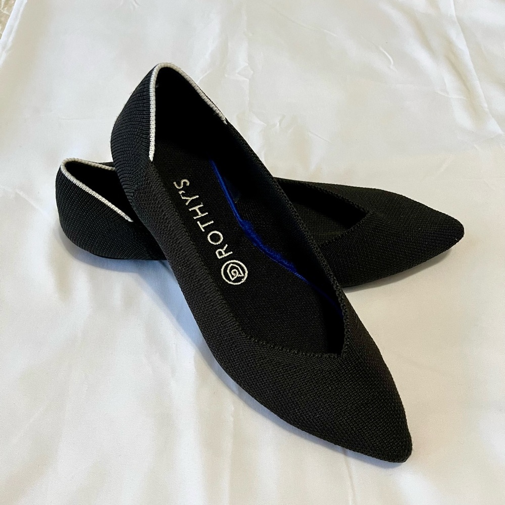 Black Pointed Rothy’s Sz 8